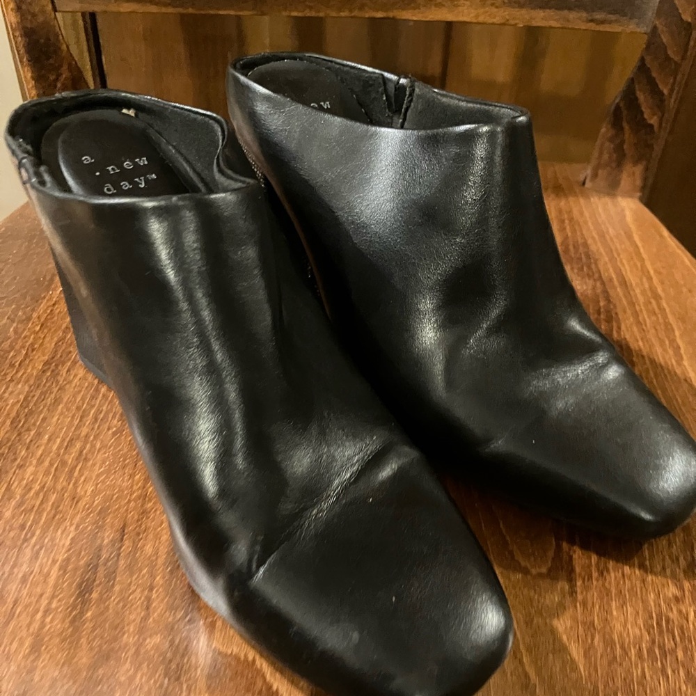 Black chunky heel. Looks brand new. Wore once. New Day brand black leather